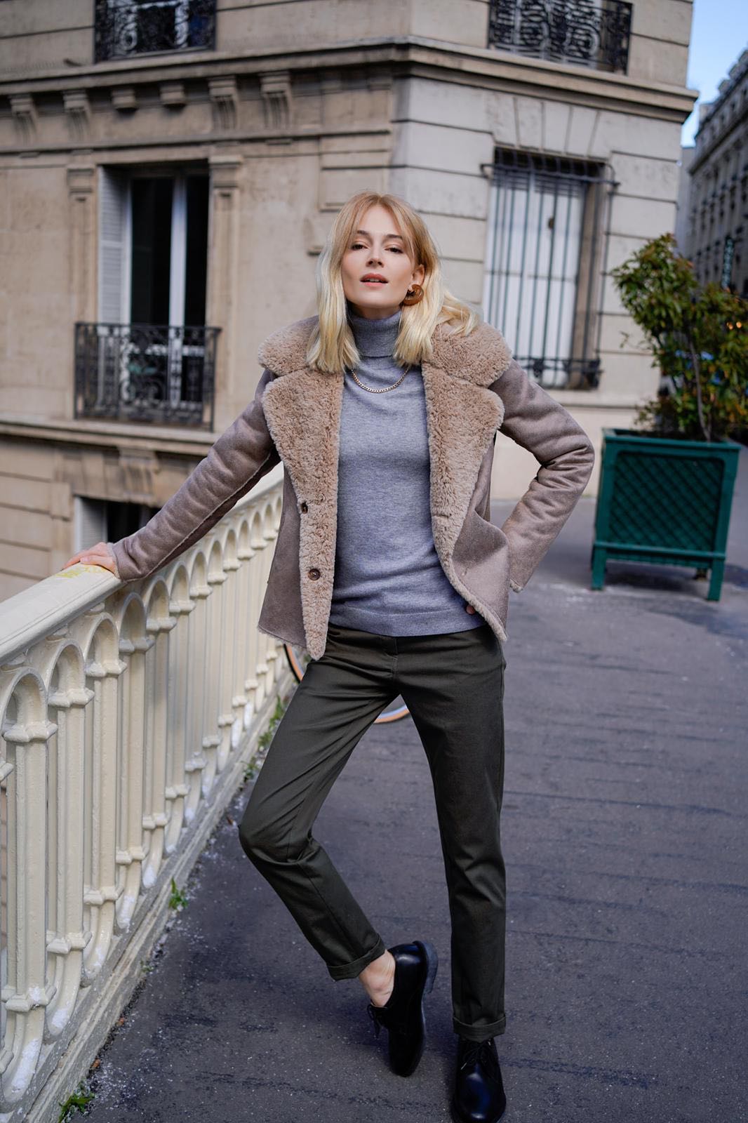 A058 - Manteau court réversible en fausse fourrure Beige