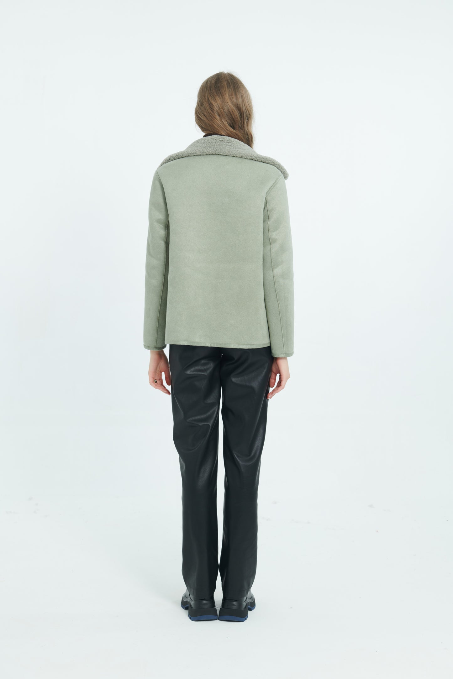 A042 - Manteau court réversible en fausse fourrure Vert Fumé