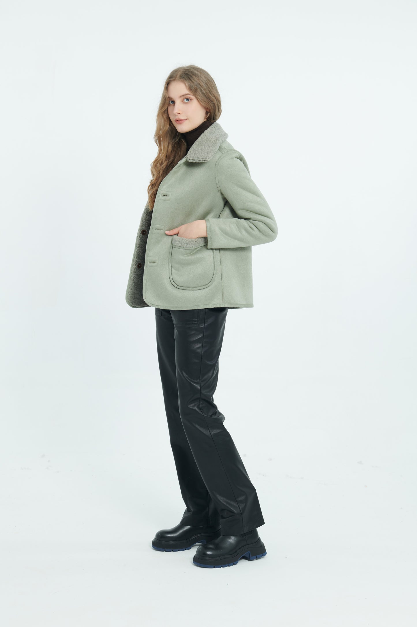A042 - Manteau court réversible en fausse fourrure Vert Fumé