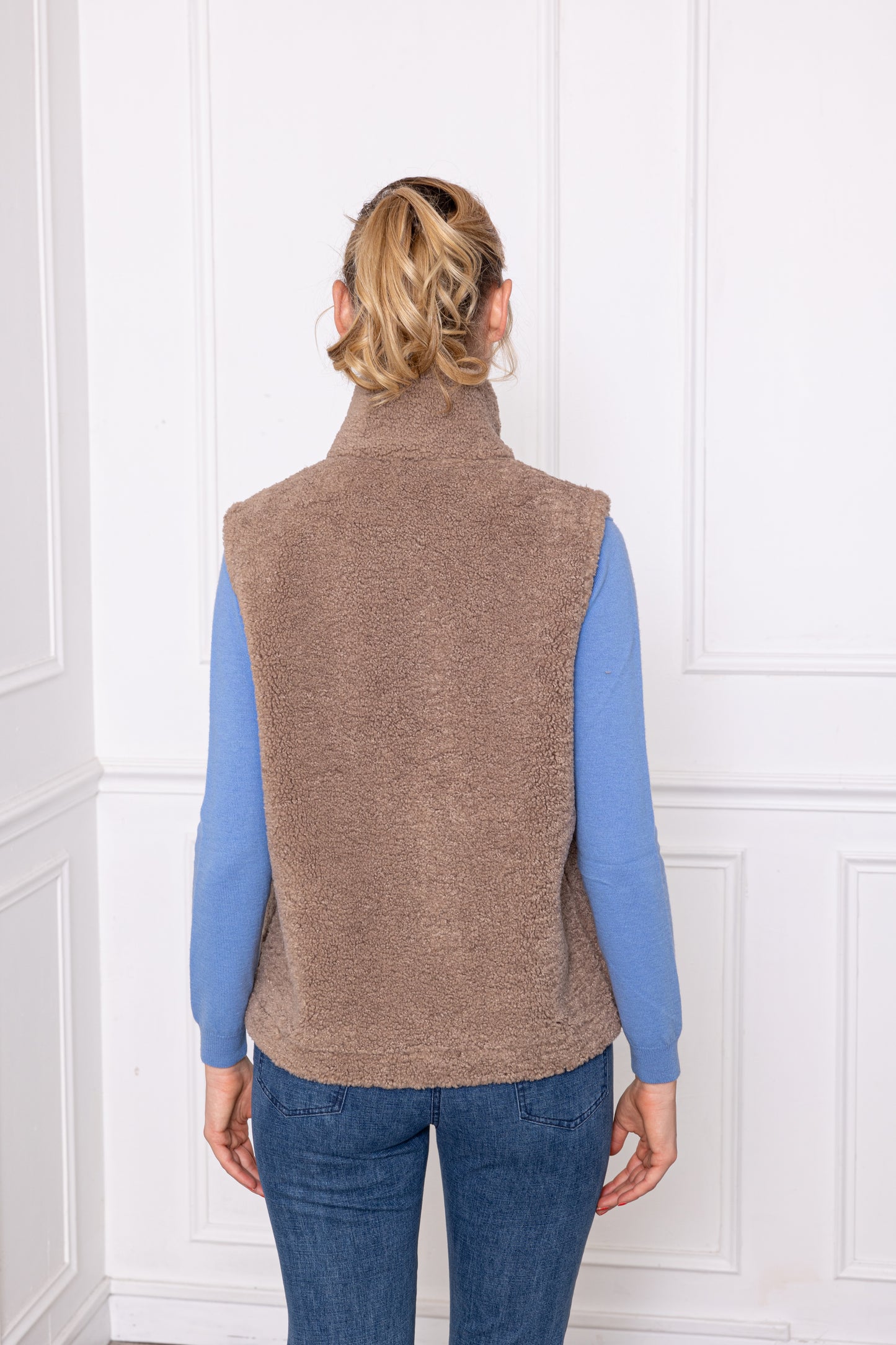 A049 - Gilet sans manches réversible en fausse fourrure Taupe