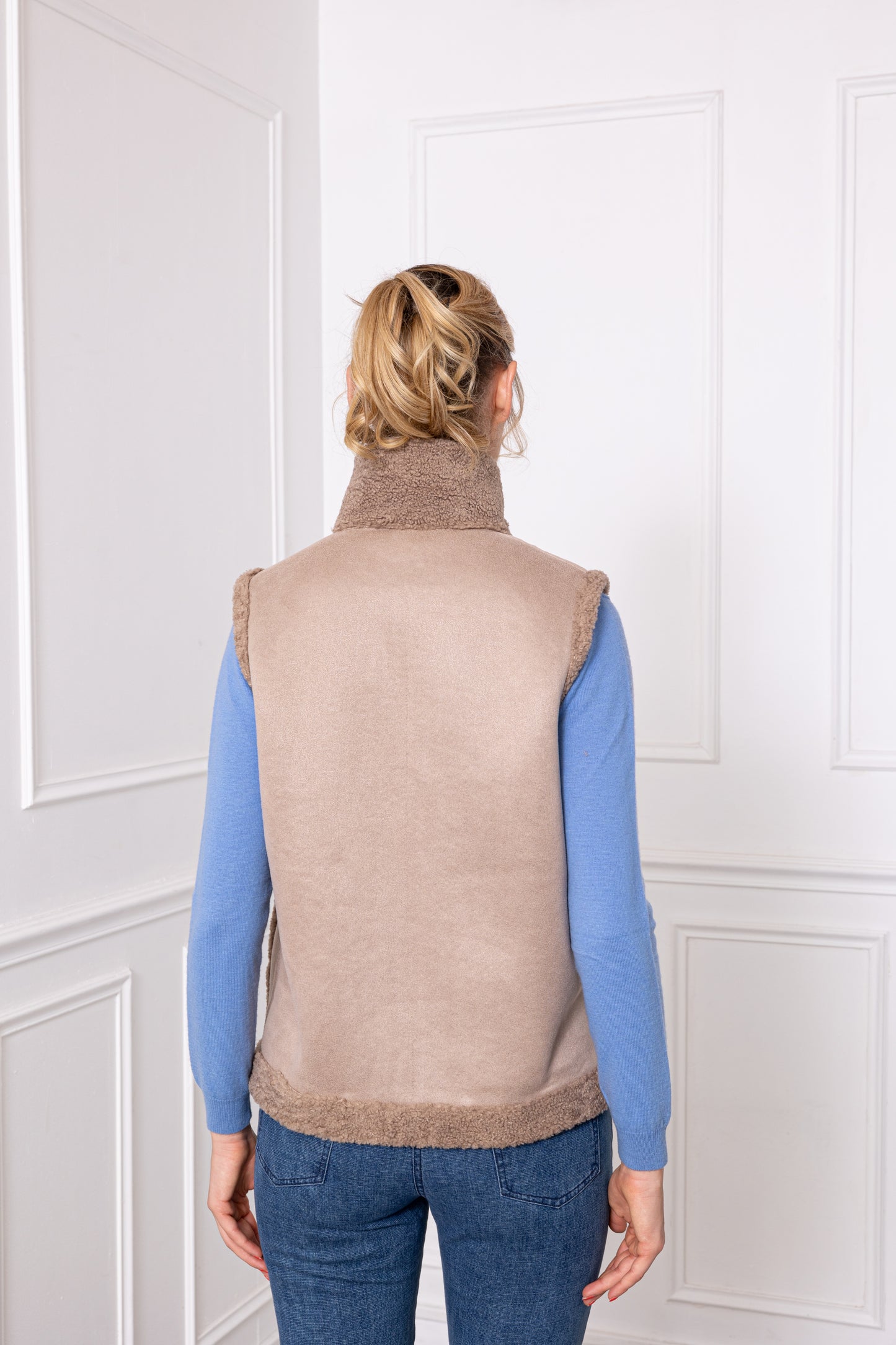 A049 - Gilet sans manches réversible en fausse fourrure Taupe