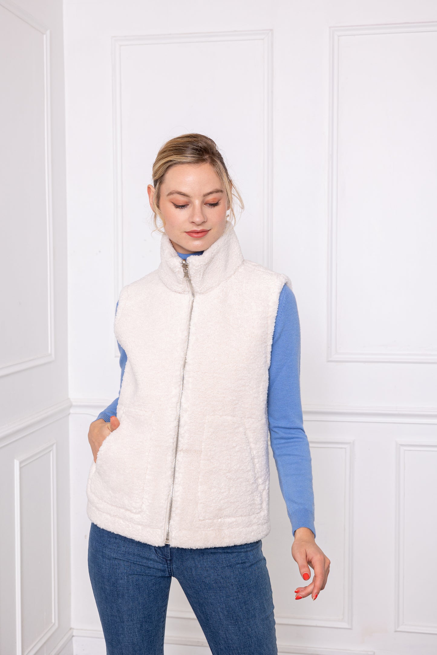 A049 - Gilet femme sans manches réversible en fausse fourrure Ecru