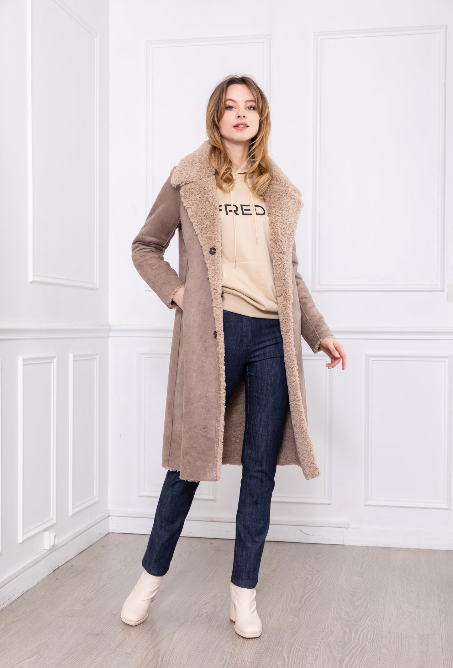 A059 - Long manteau réversible en fausse fourrure Beige