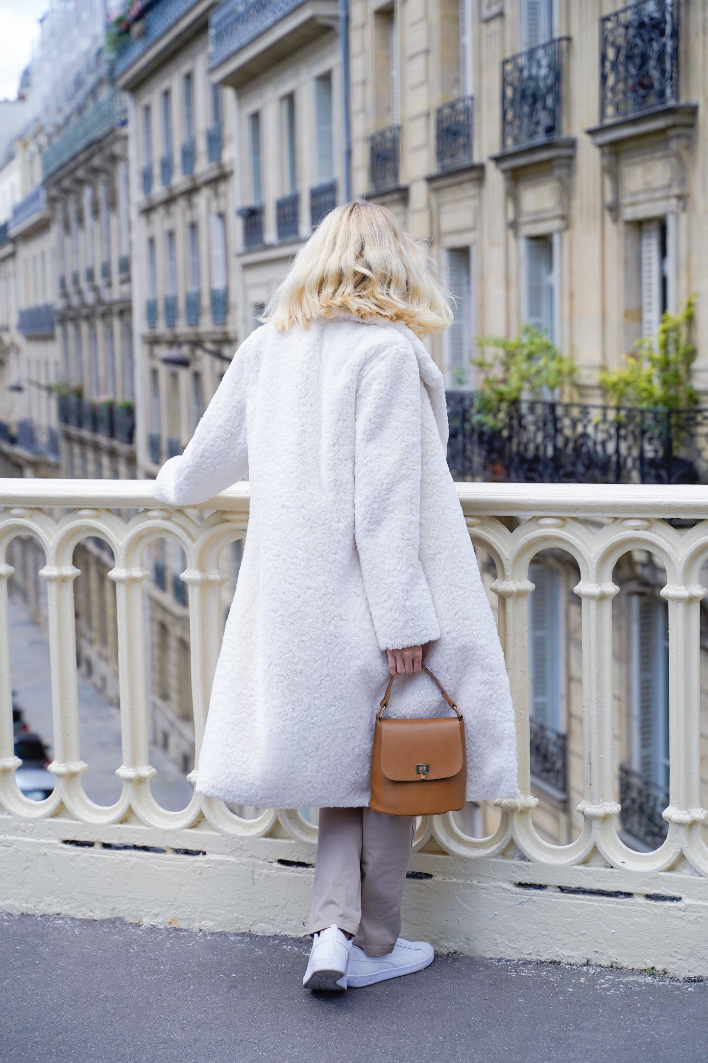 A059 - Long manteau réversible en fausse fourrure couleur Ecru