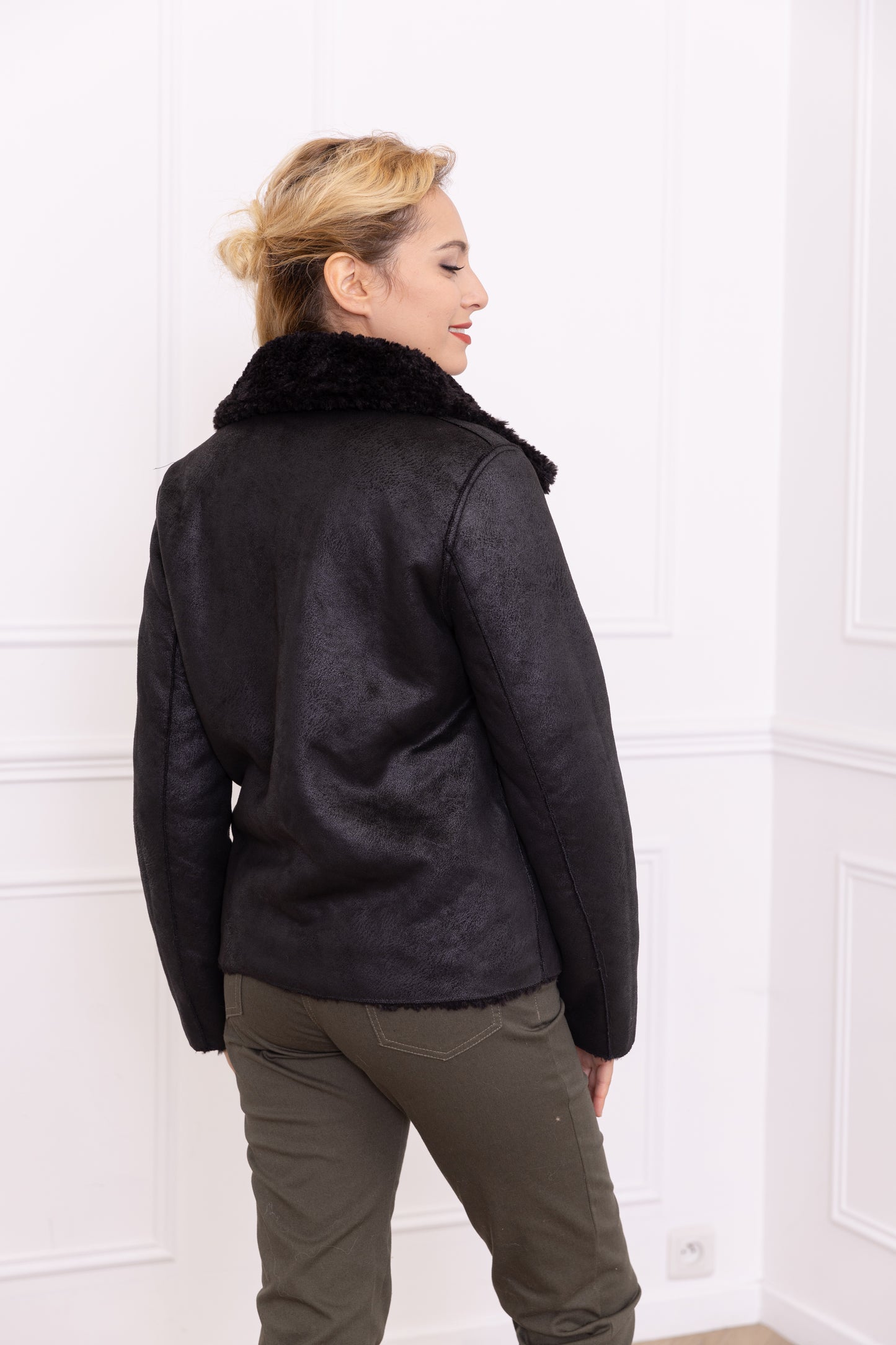 A058 - Manteau court réversible en fausse fourrure couleur Noir