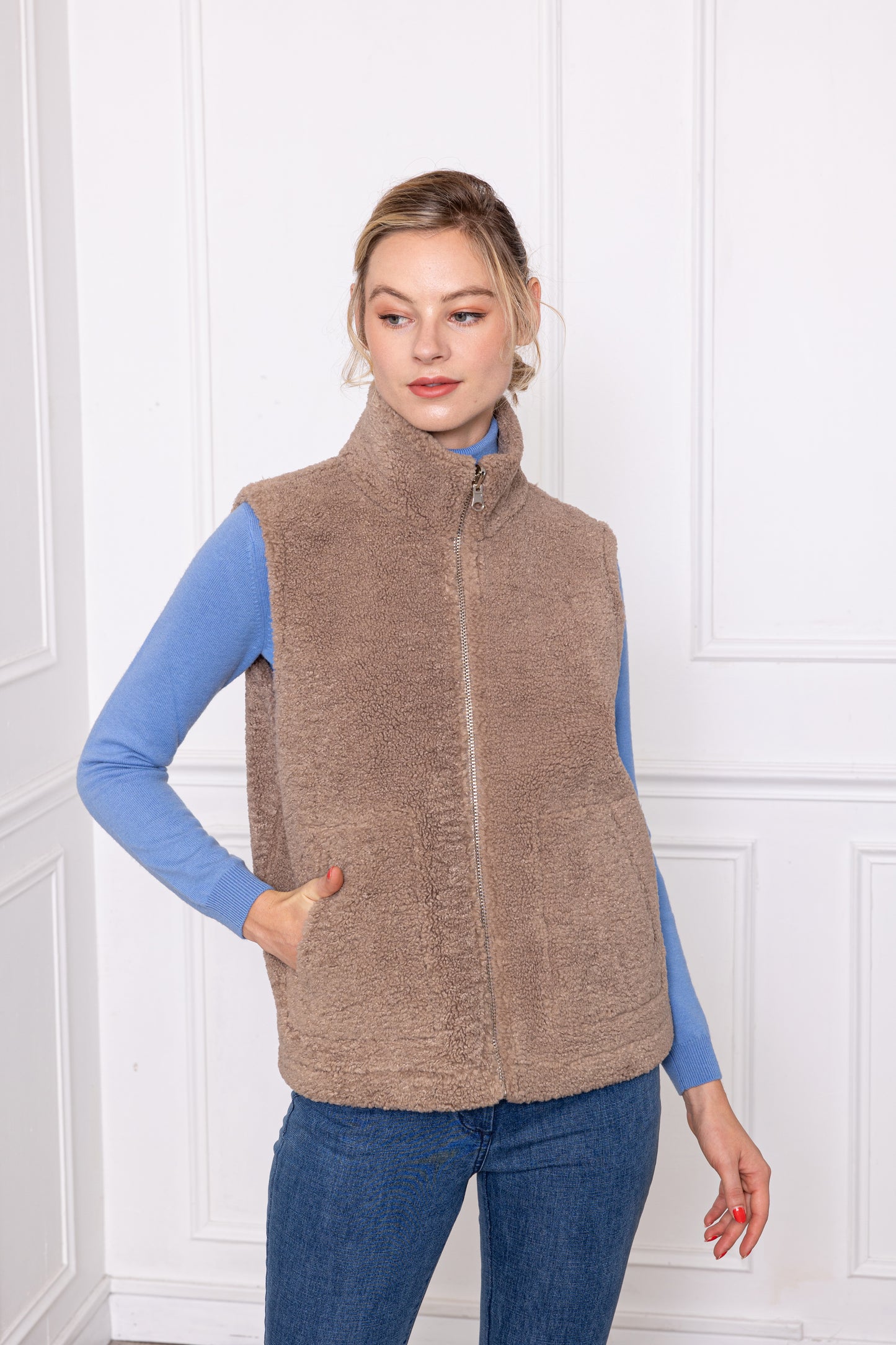 A049 - Gilet sans manches réversible en fausse fourrure Taupe